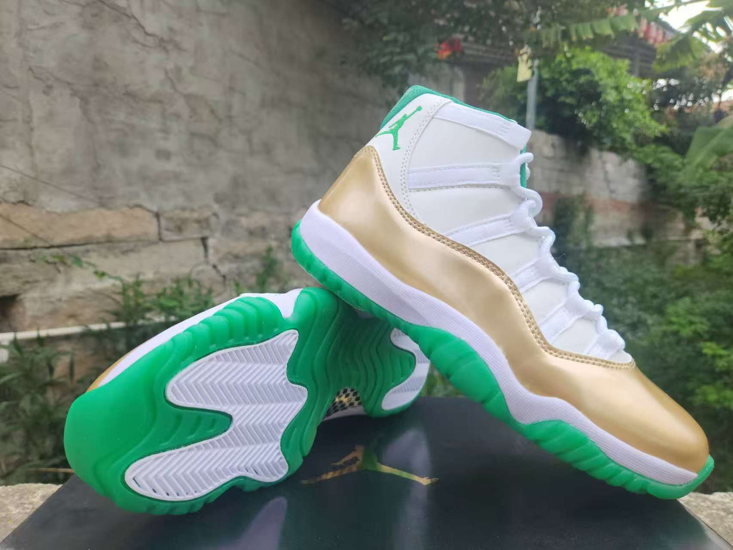 AIR JORDAN 11 RETRO "PLATINUM / GREEN GLOW"