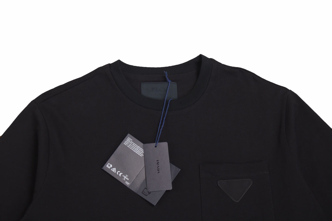 Pra*a logo pocket t-shirt (black)