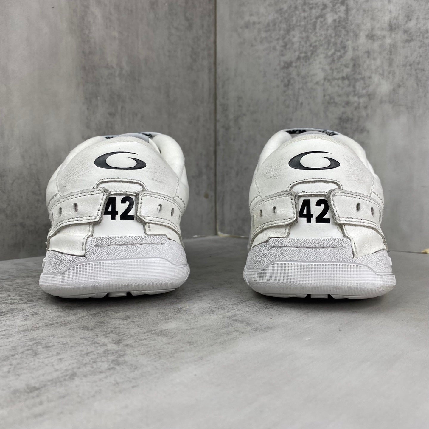 Balenciaga Hamp tons Sneaker in White/Blue: Avant-Garde Clarity