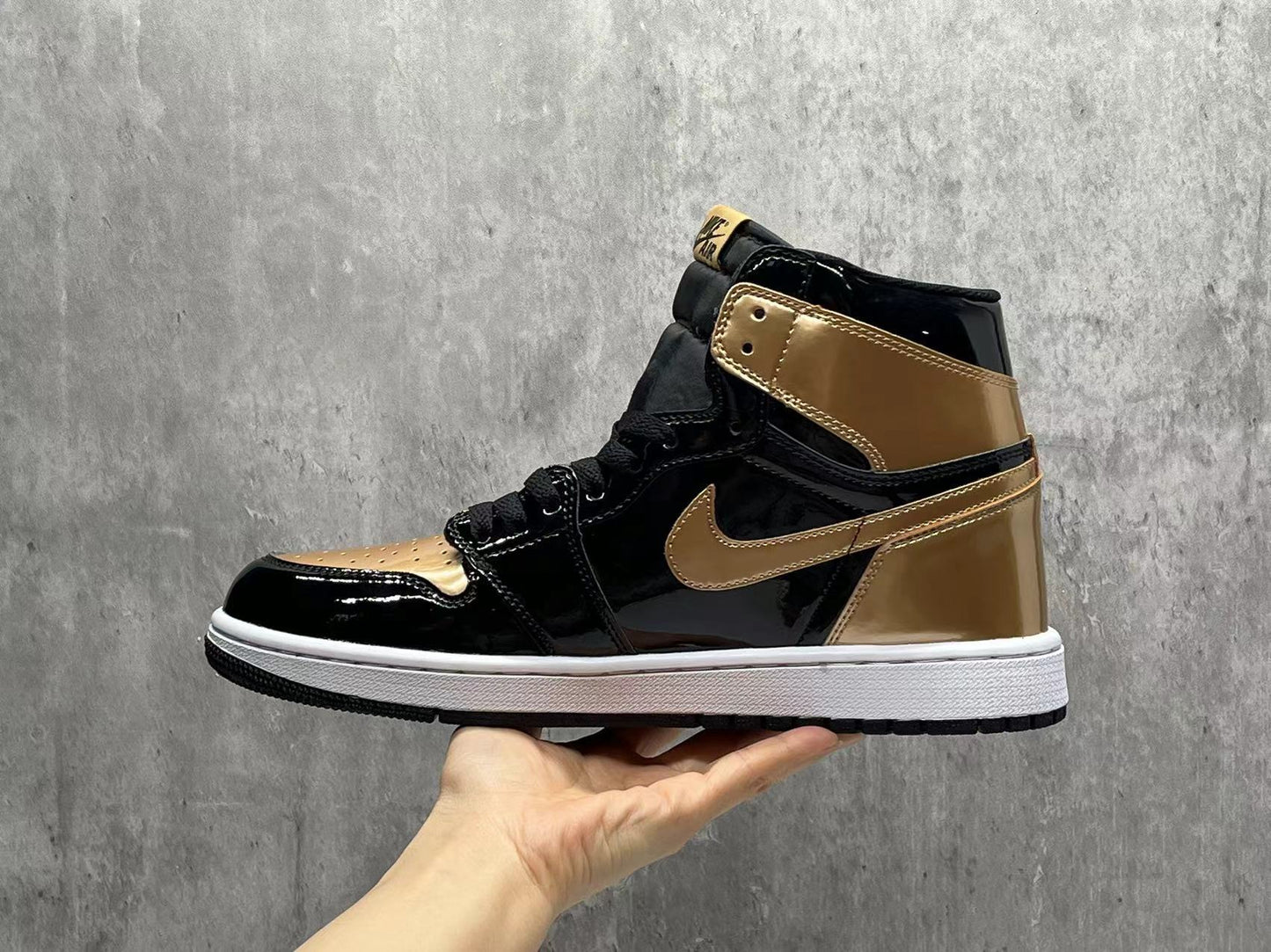 Air Jordan 1 High OG "Black/Gold Split"