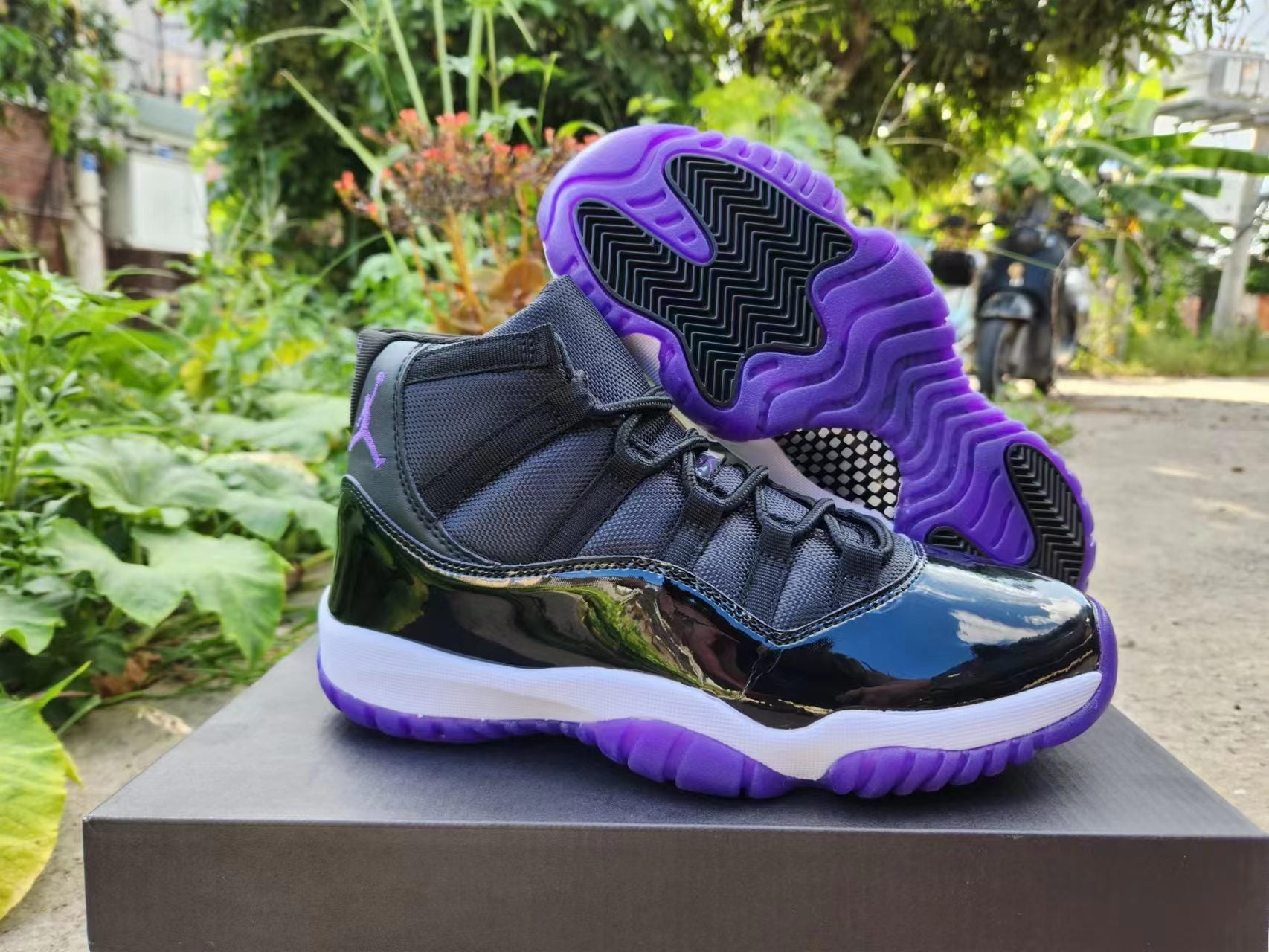 JORDAN 11 Black and Purple