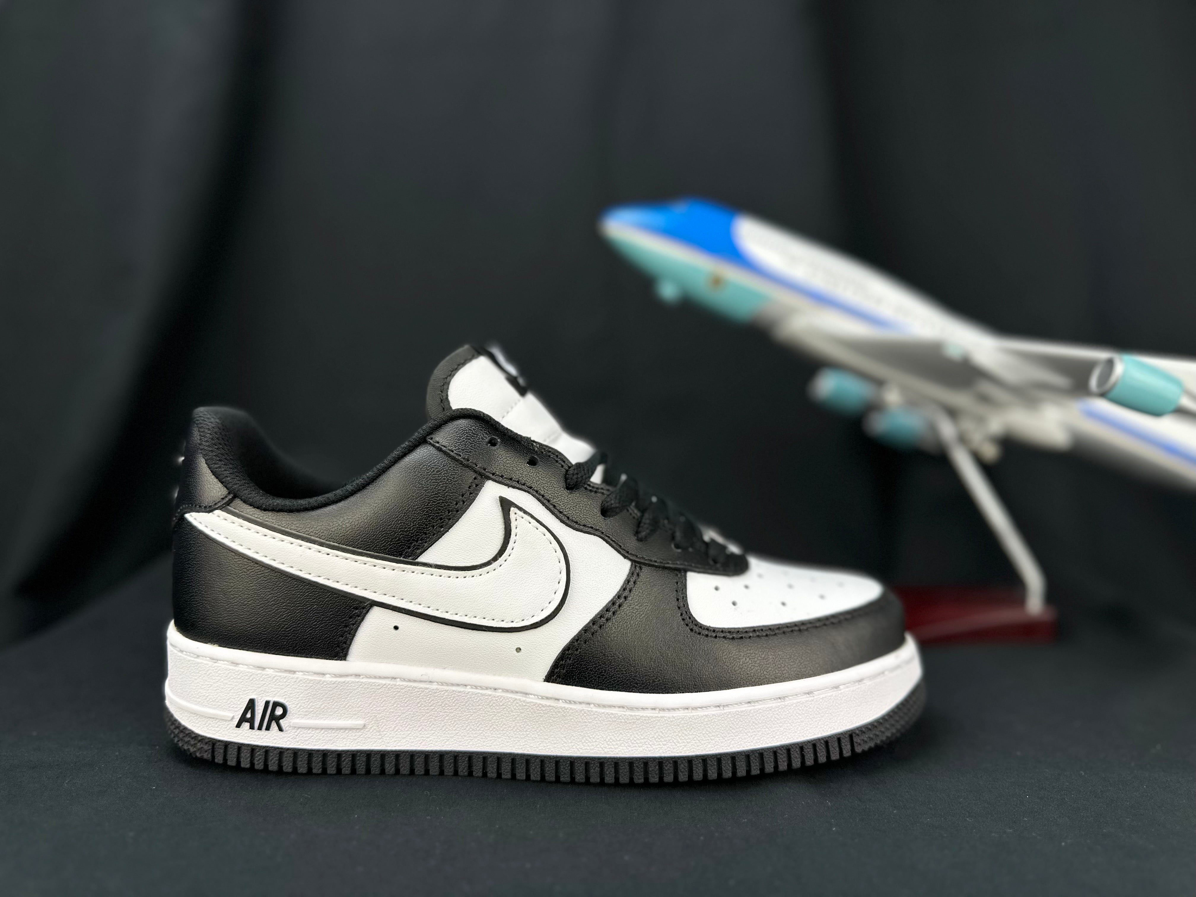 NIKE AIR FORCE 1 "Double Swoosh Panda"