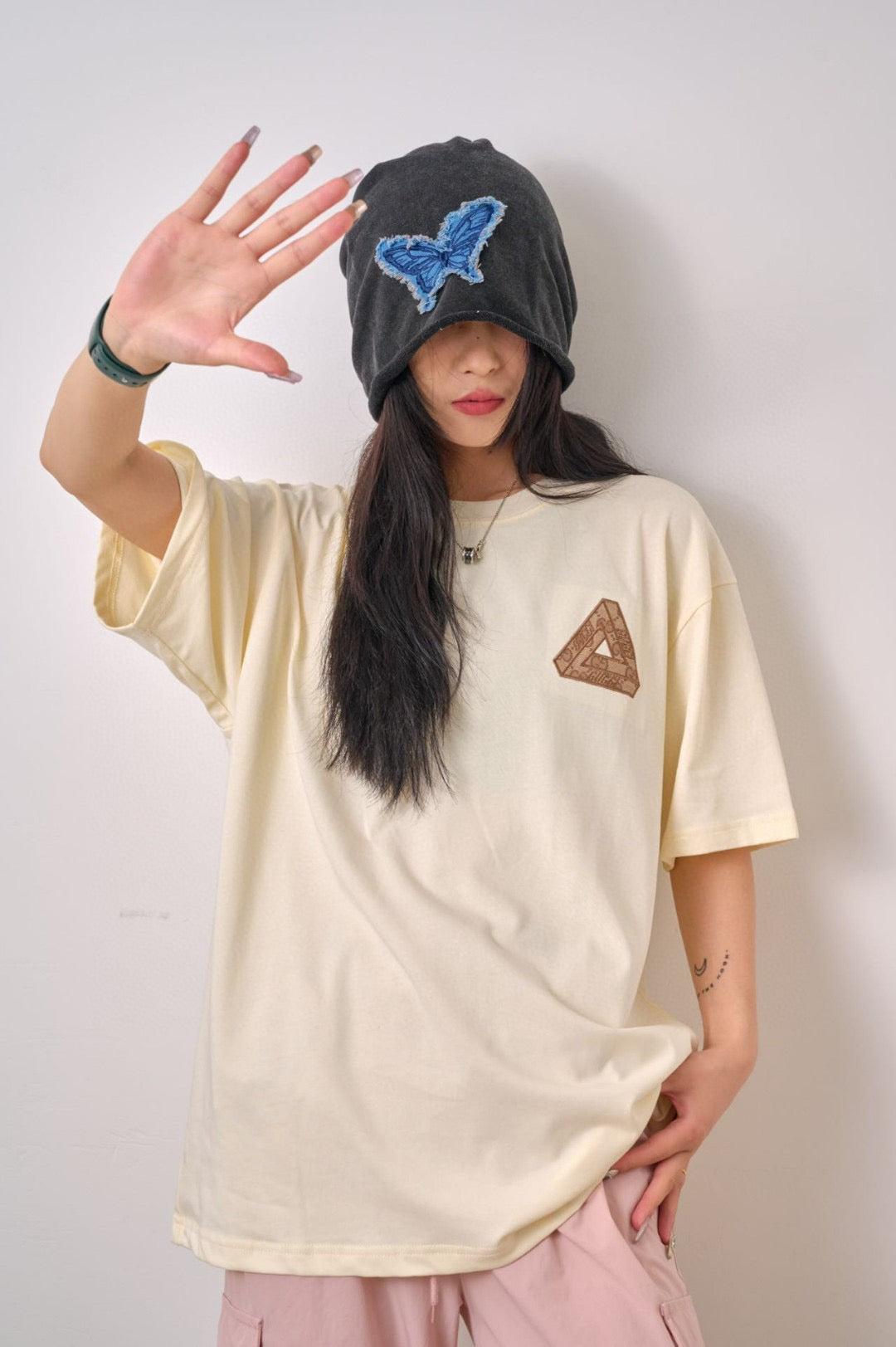 G*u*i triangle logo beige t-shirt