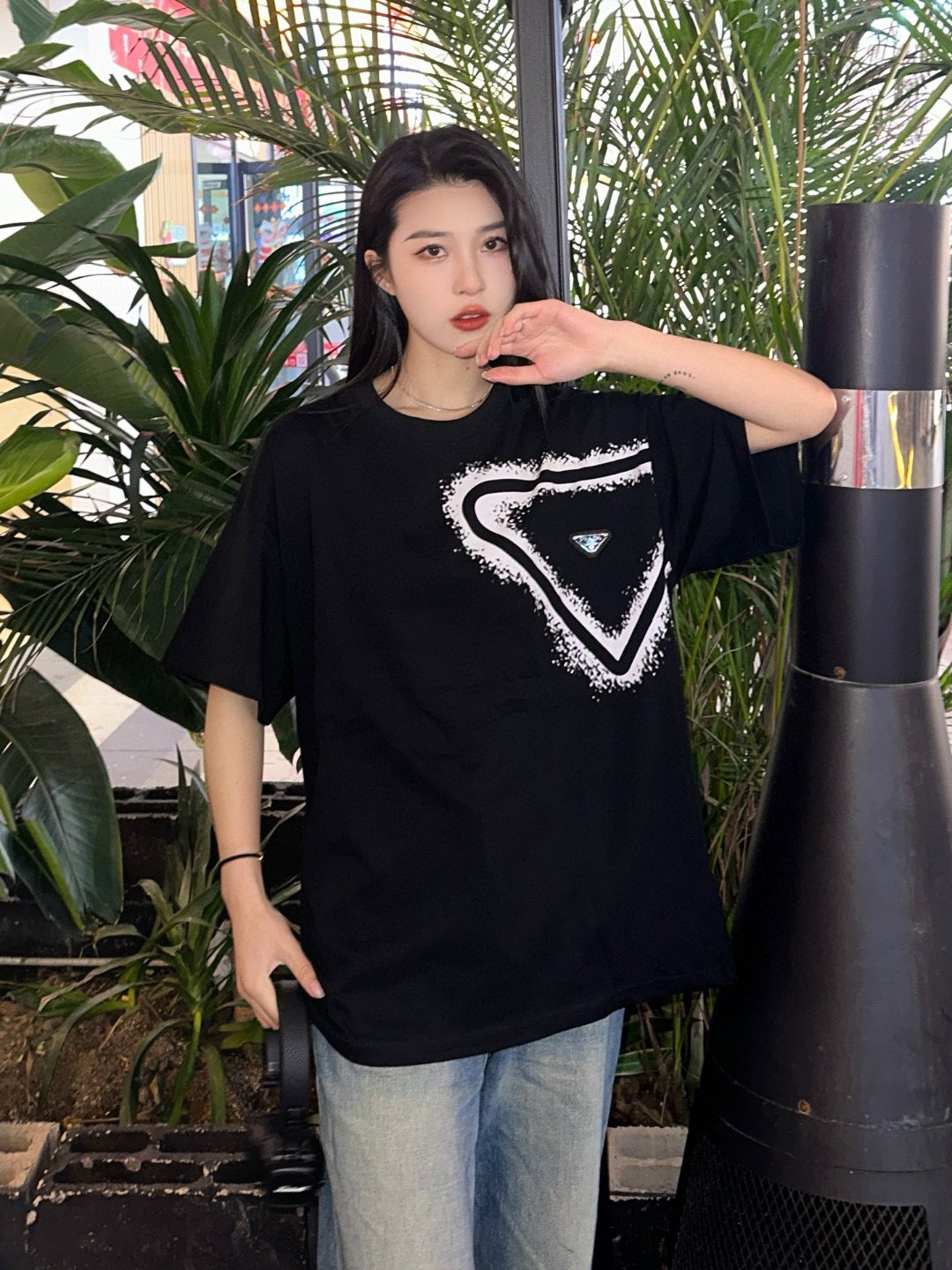 Pra*a triangle spray paint logo t-shirt (black)