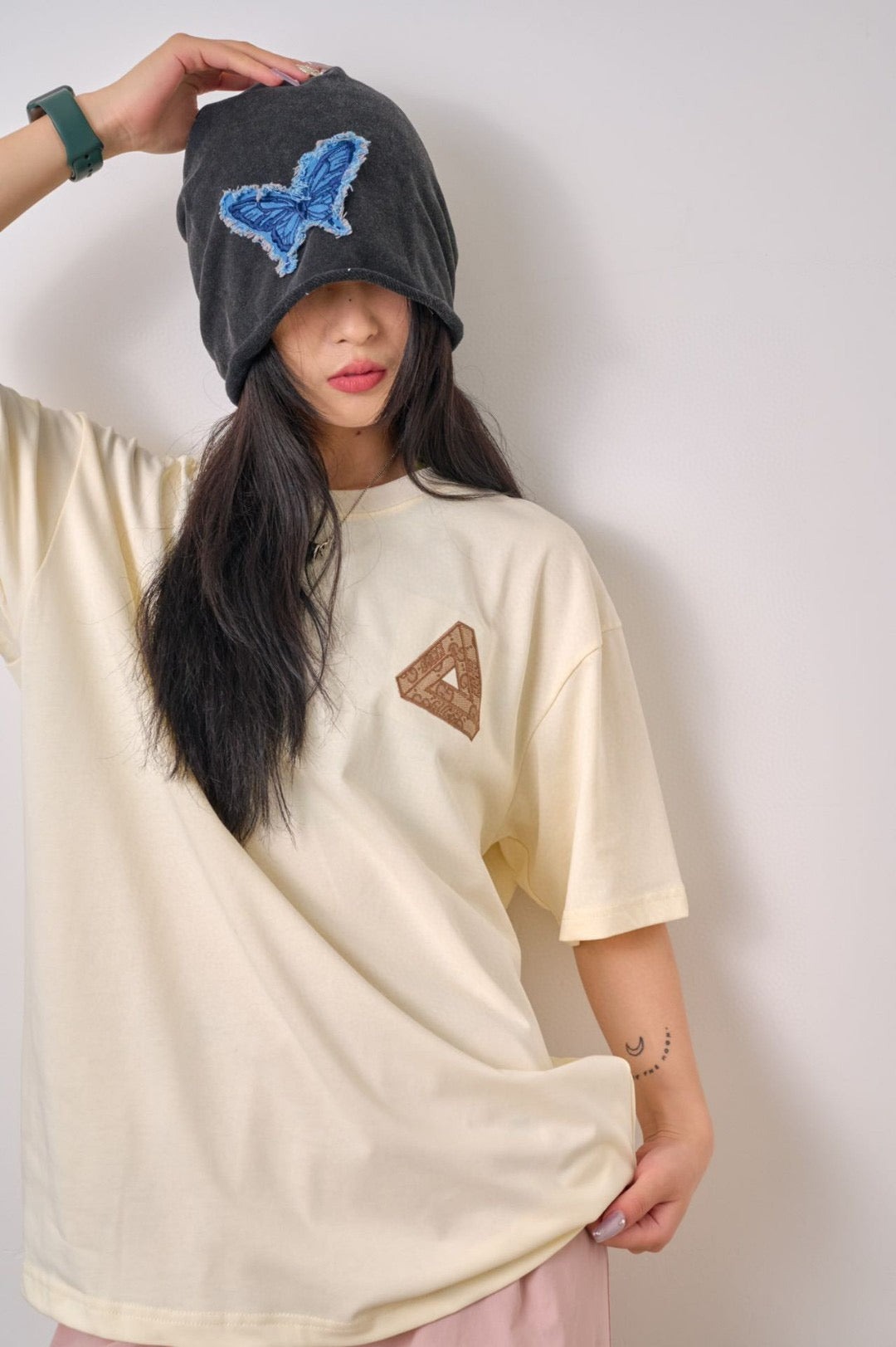 G*u*i triangle logo beige t-shirt