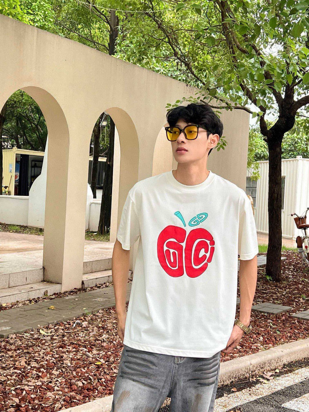 G*u*i apple logo t-shirt (white)