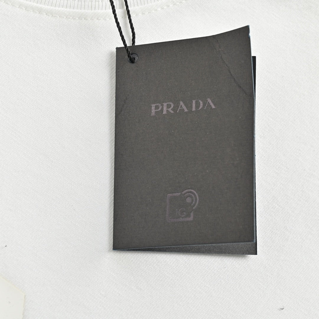 Pra*a t-shirt - white with subtle branding