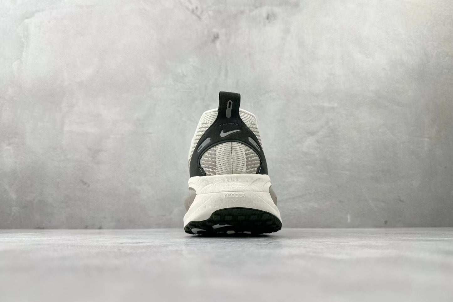 Nike ZoomX Vomero “White/Black” – Premium Cushioning, Classic Style