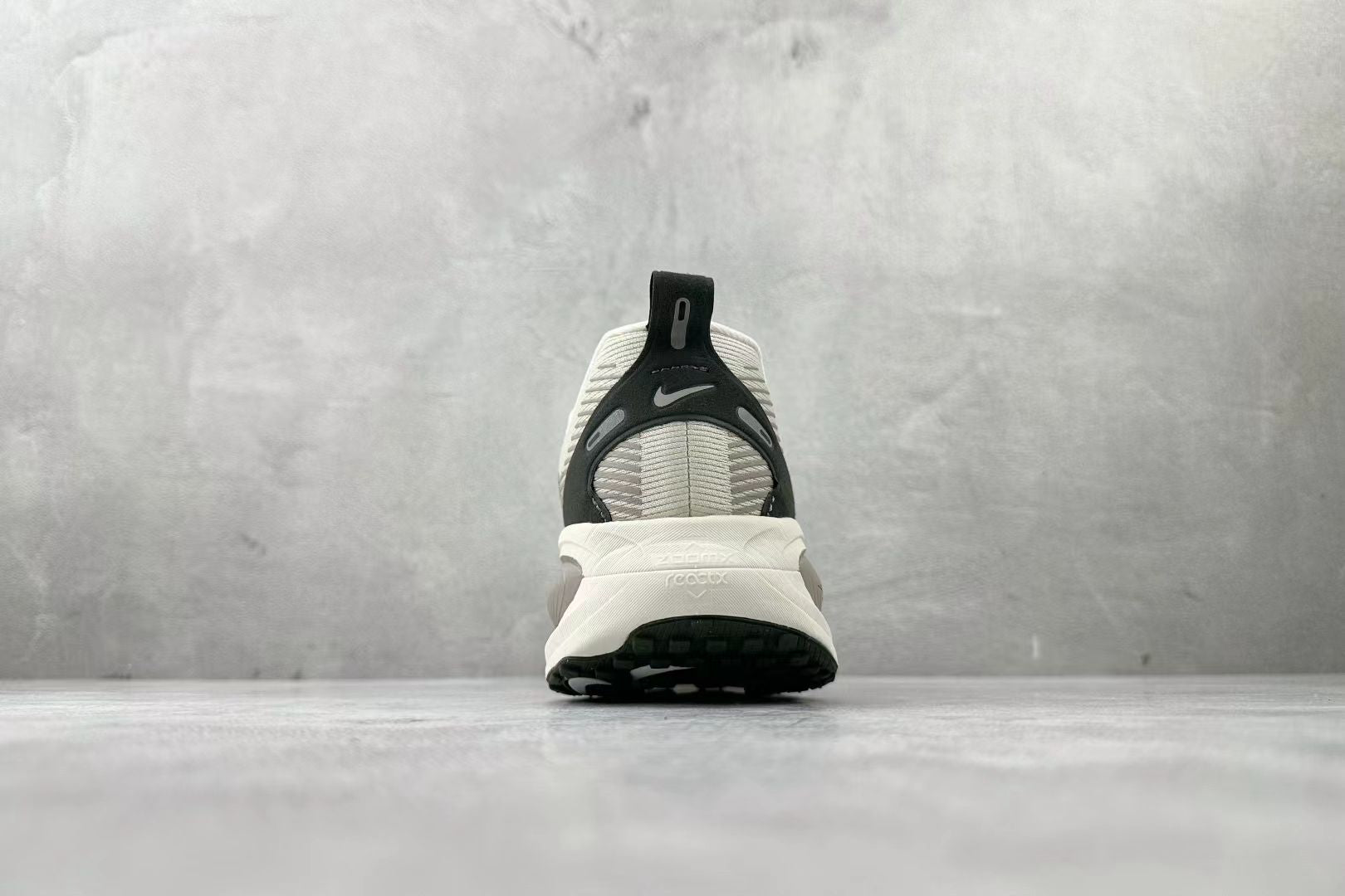 Nike ZoomX Vomero “White/Black” – Premium Cushioning, Classic Style