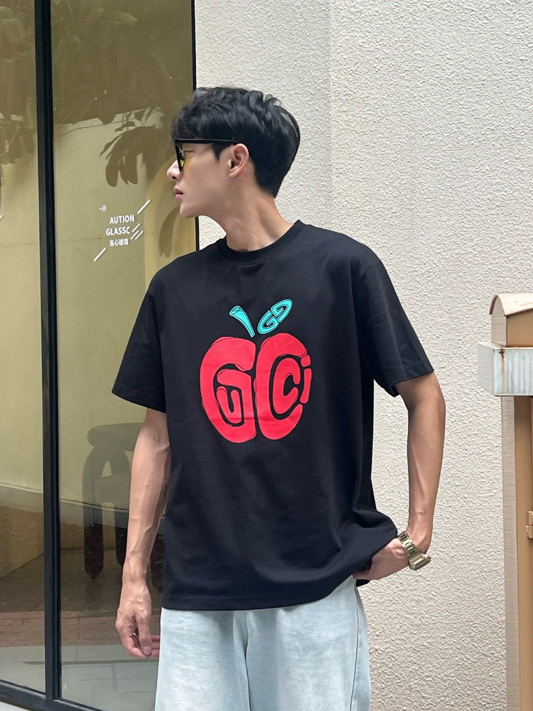 G*u*i apple logo t-shirt (black)