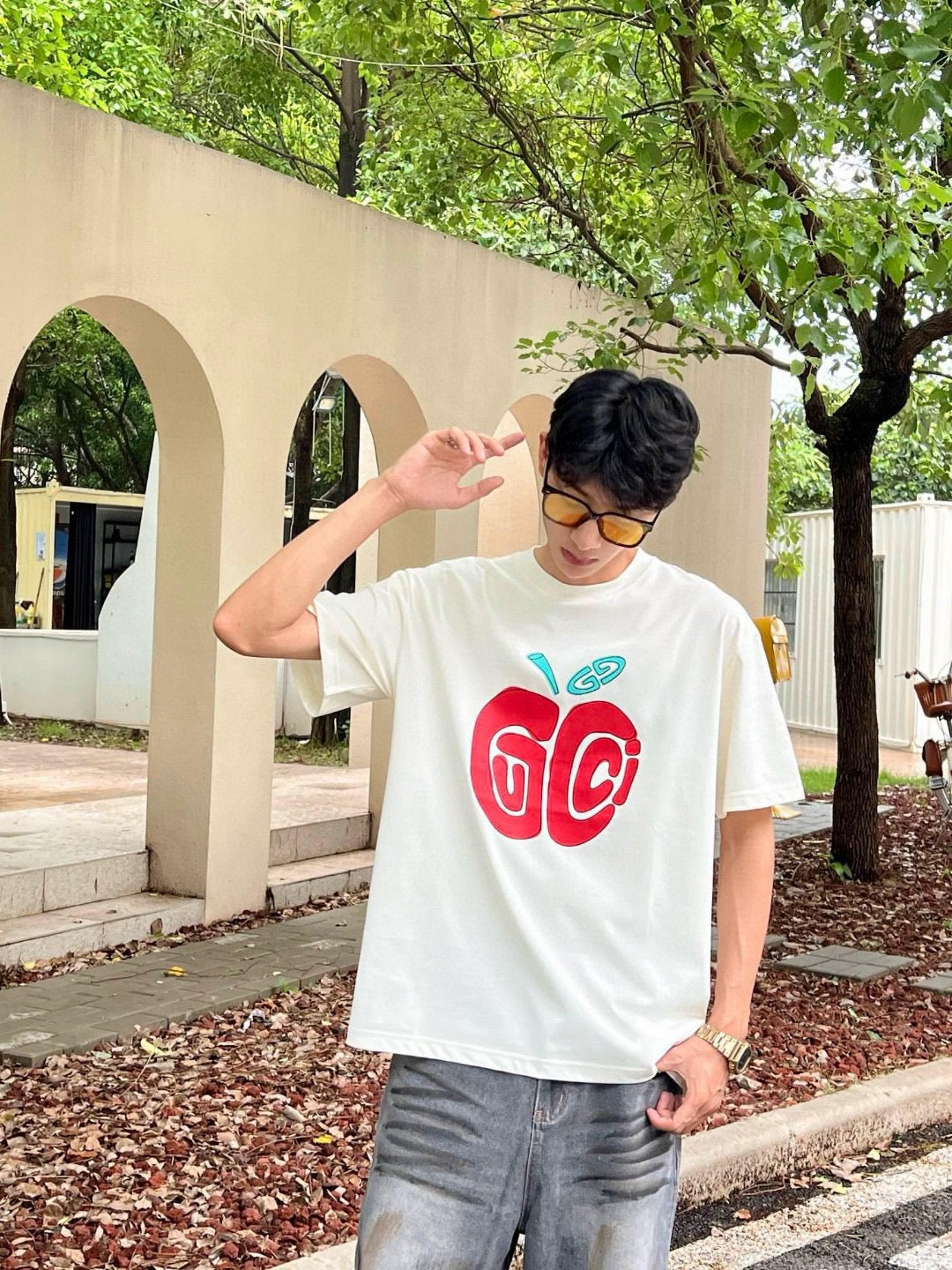 G*u*i apple logo t-shirt (white)