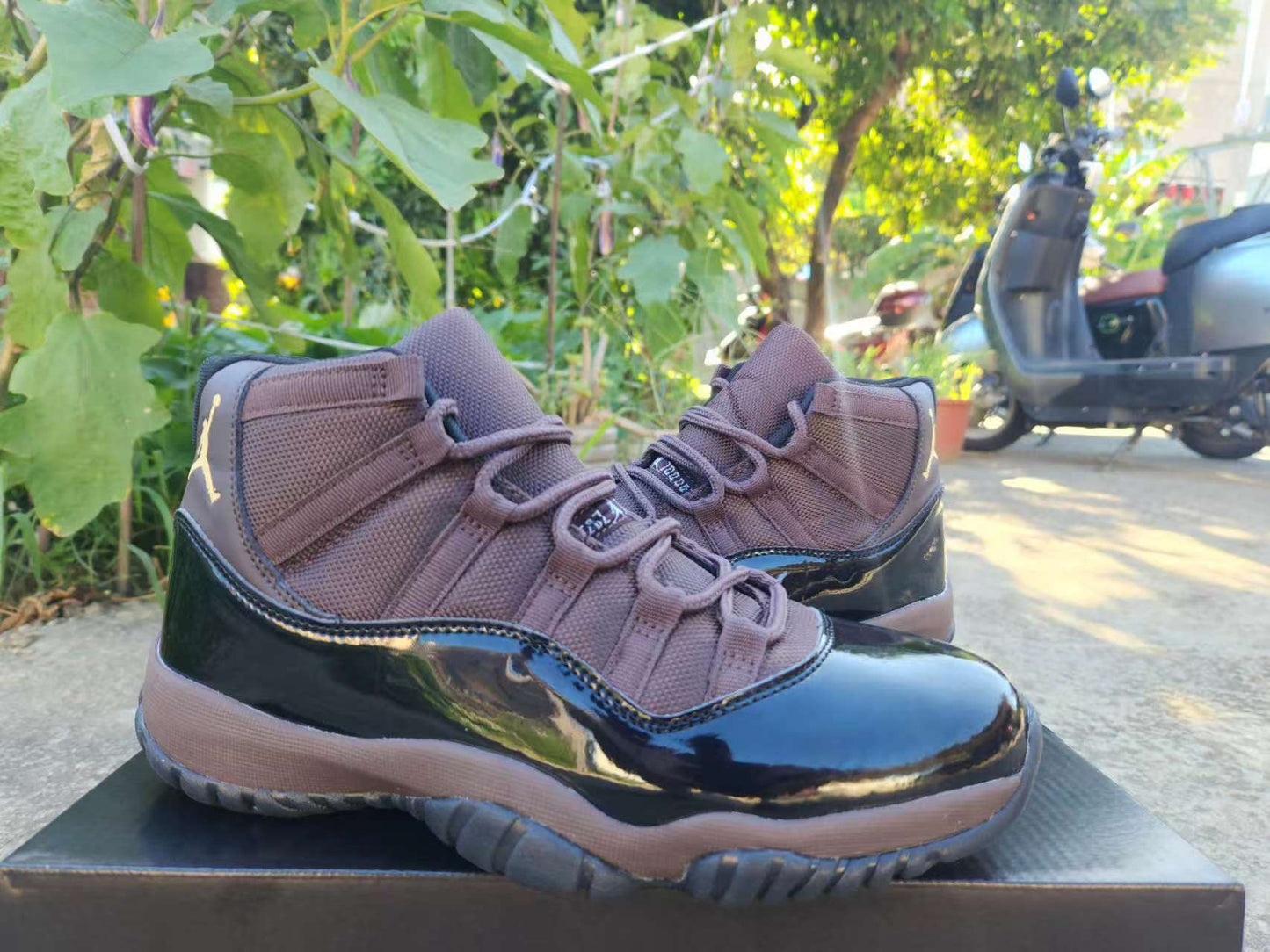 AIR JORDAN 11 RETRO "BLACK / BRONZE"