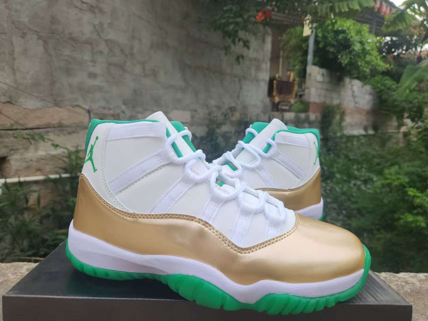 AIR JORDAN 11 RETRO "PLATINUM / GREEN GLOW"
