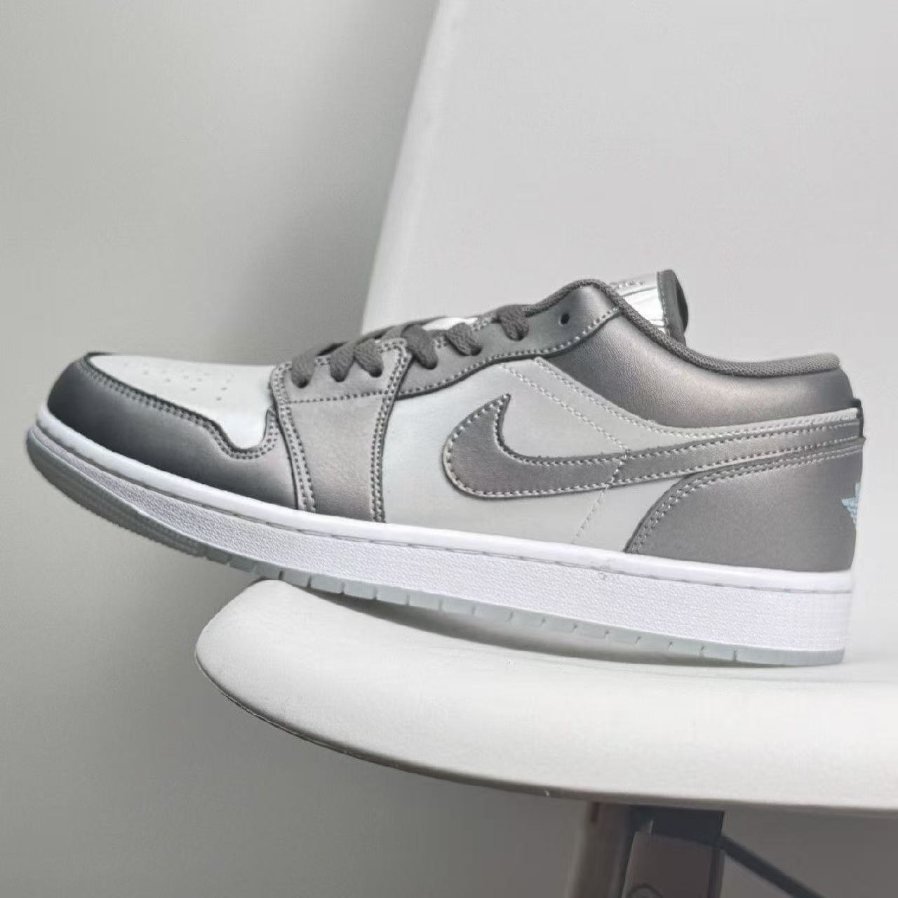 JORDAN 1 LOW SE "FLAT PEWTER / PHOTON DUST / WHITE / BLUE CHILL"