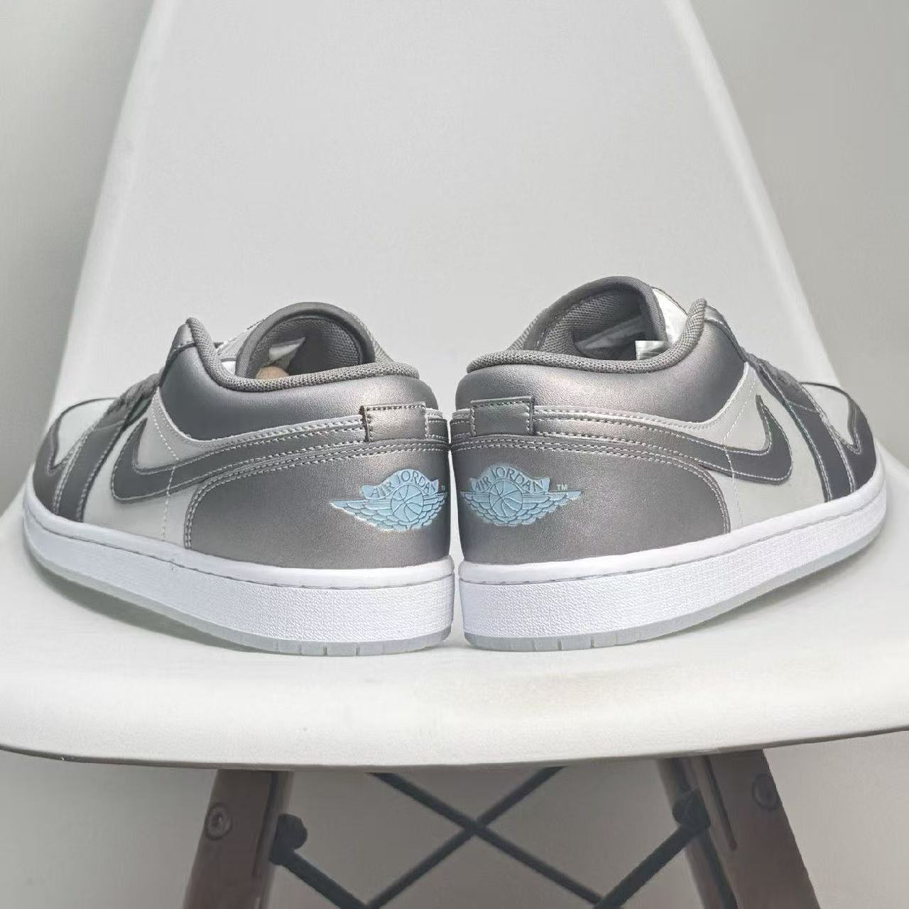 JORDAN 1 LOW SE "FLAT PEWTER / PHOTON DUST / WHITE / BLUE CHILL"