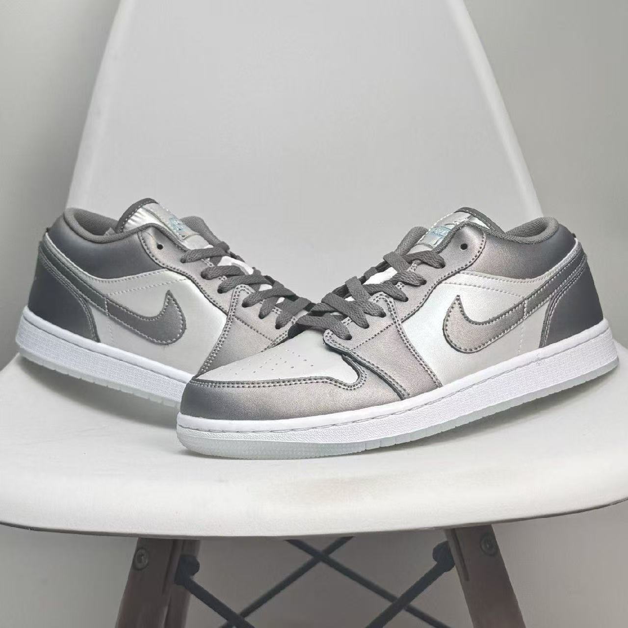 JORDAN 1 LOW SE "FLAT PEWTER / PHOTON DUST / WHITE / BLUE CHILL"