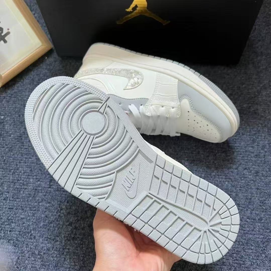 AIR JORDAN 1 LOW "BEIGE / GREY"