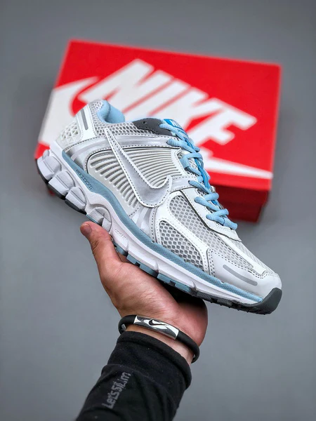 Nike Zoom Vomero 5 in Sail/Navy