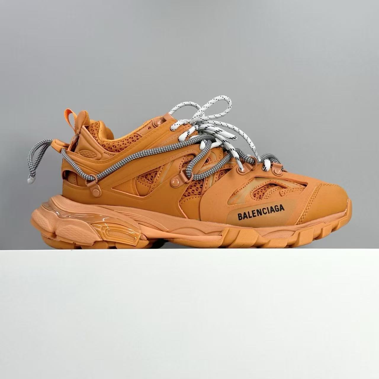 Balenciaga Hamp tons Sneaker in Orange: Chromatic Intensity