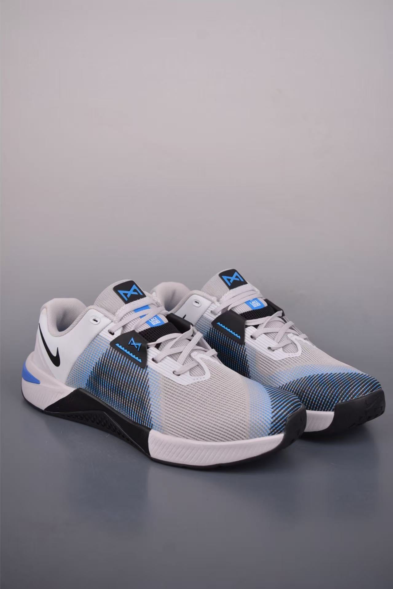 Nike Free Metcon 10 in White/Blue: Adaptive Engine