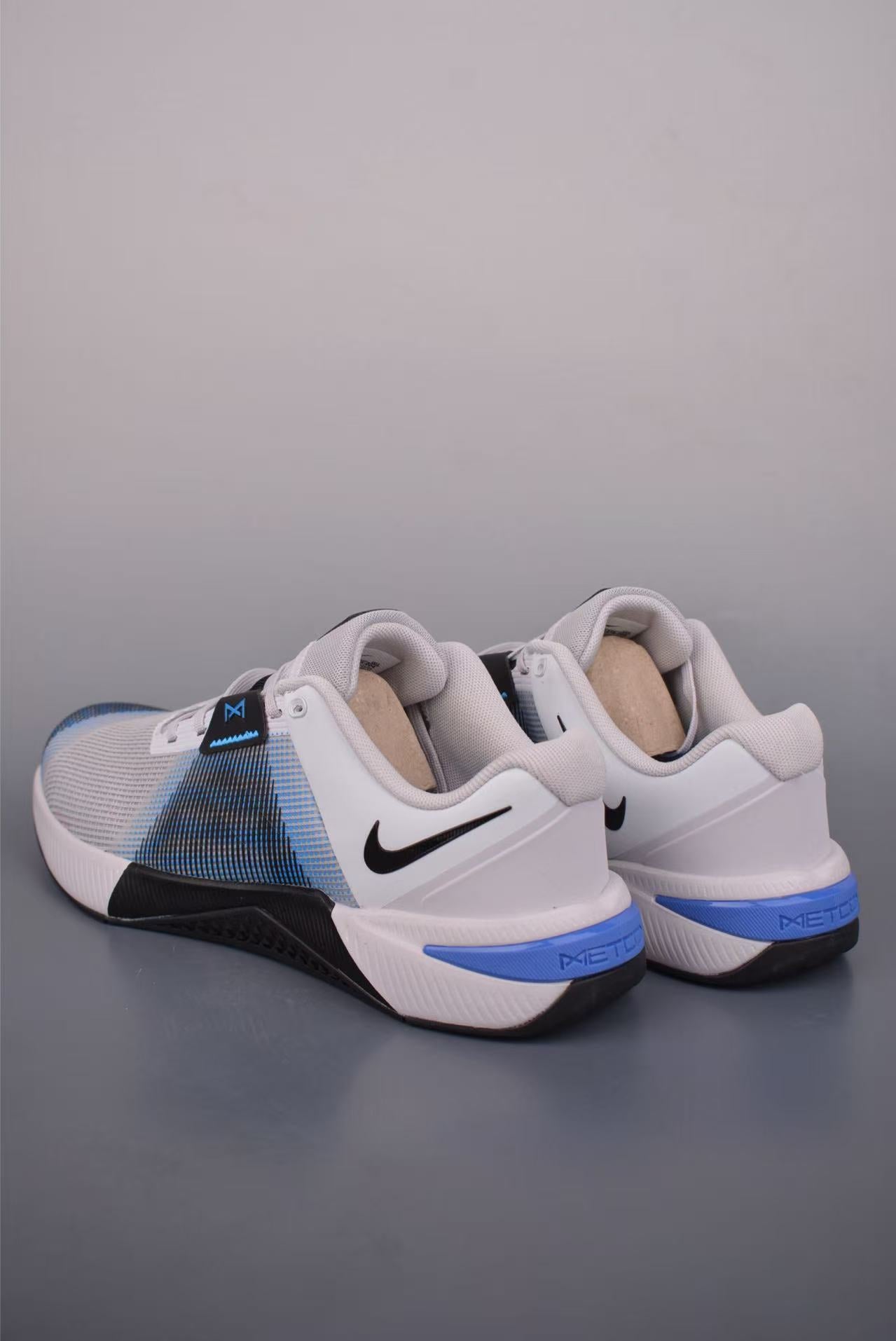 Nike Free Metcon 10 in White/Blue: Adaptive Engine