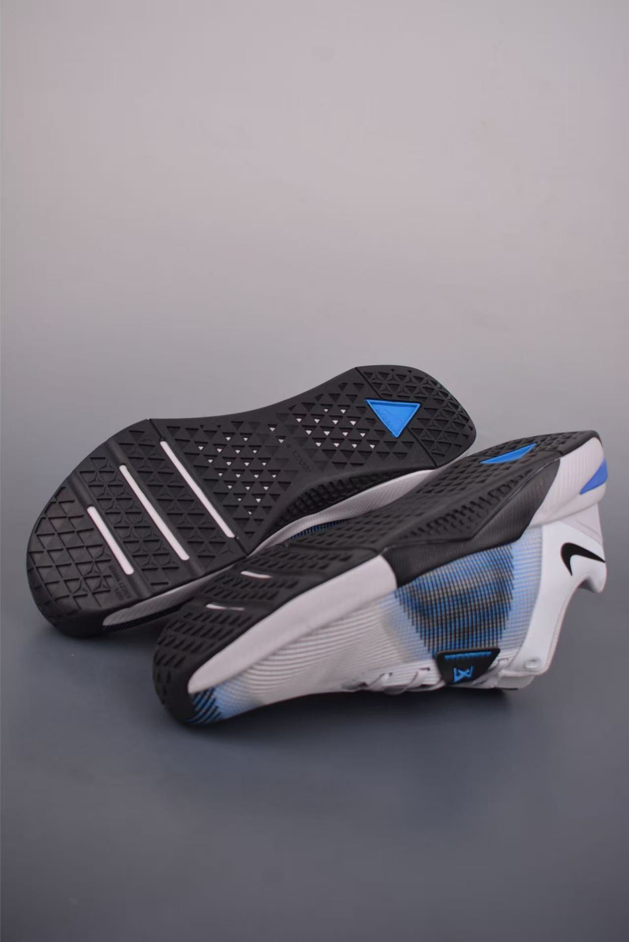 Nike Free Metcon 10 in White/Blue: Adaptive Engine