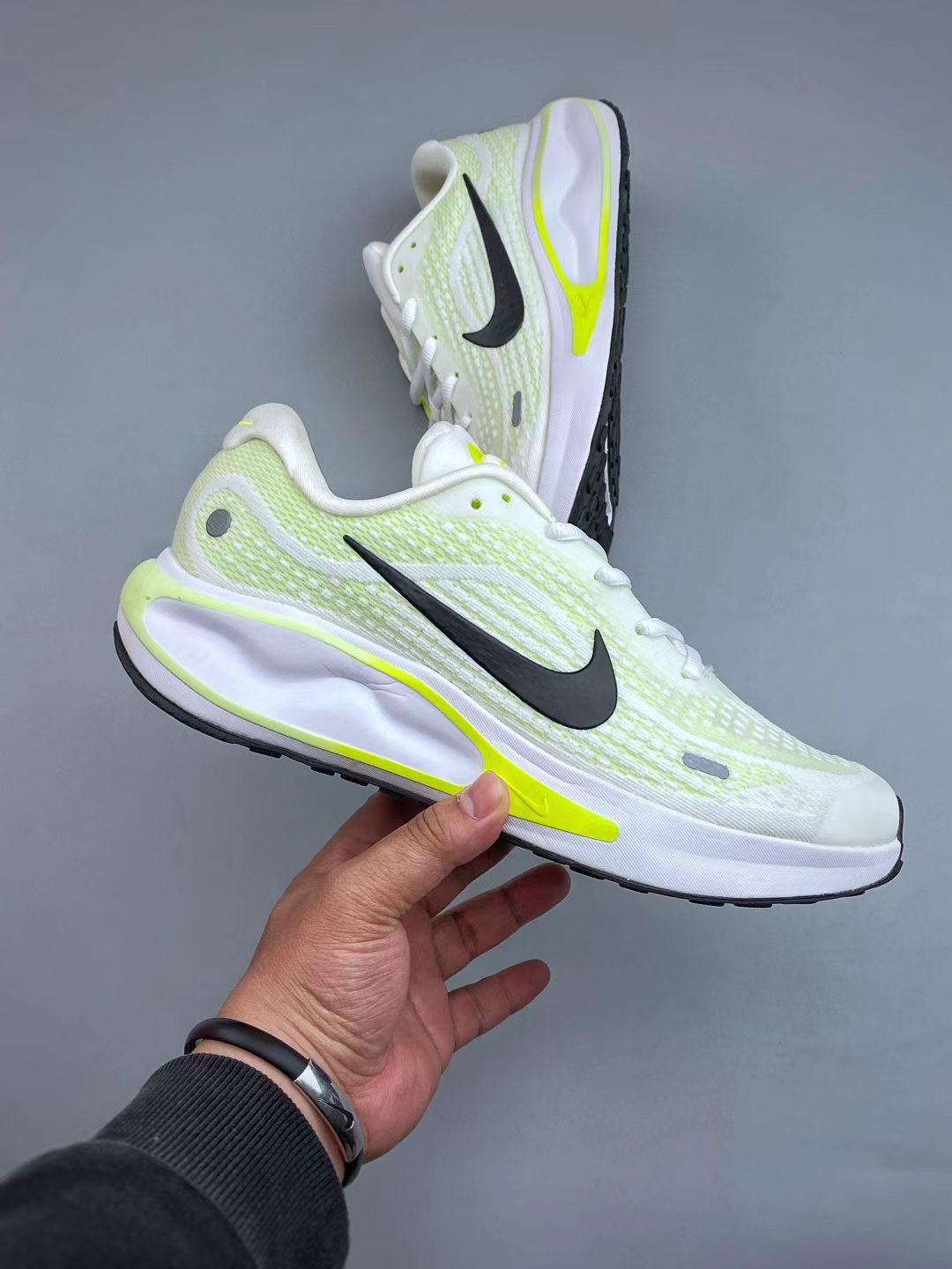 Nike Sneaker in White/Green: Botanical Freshness
