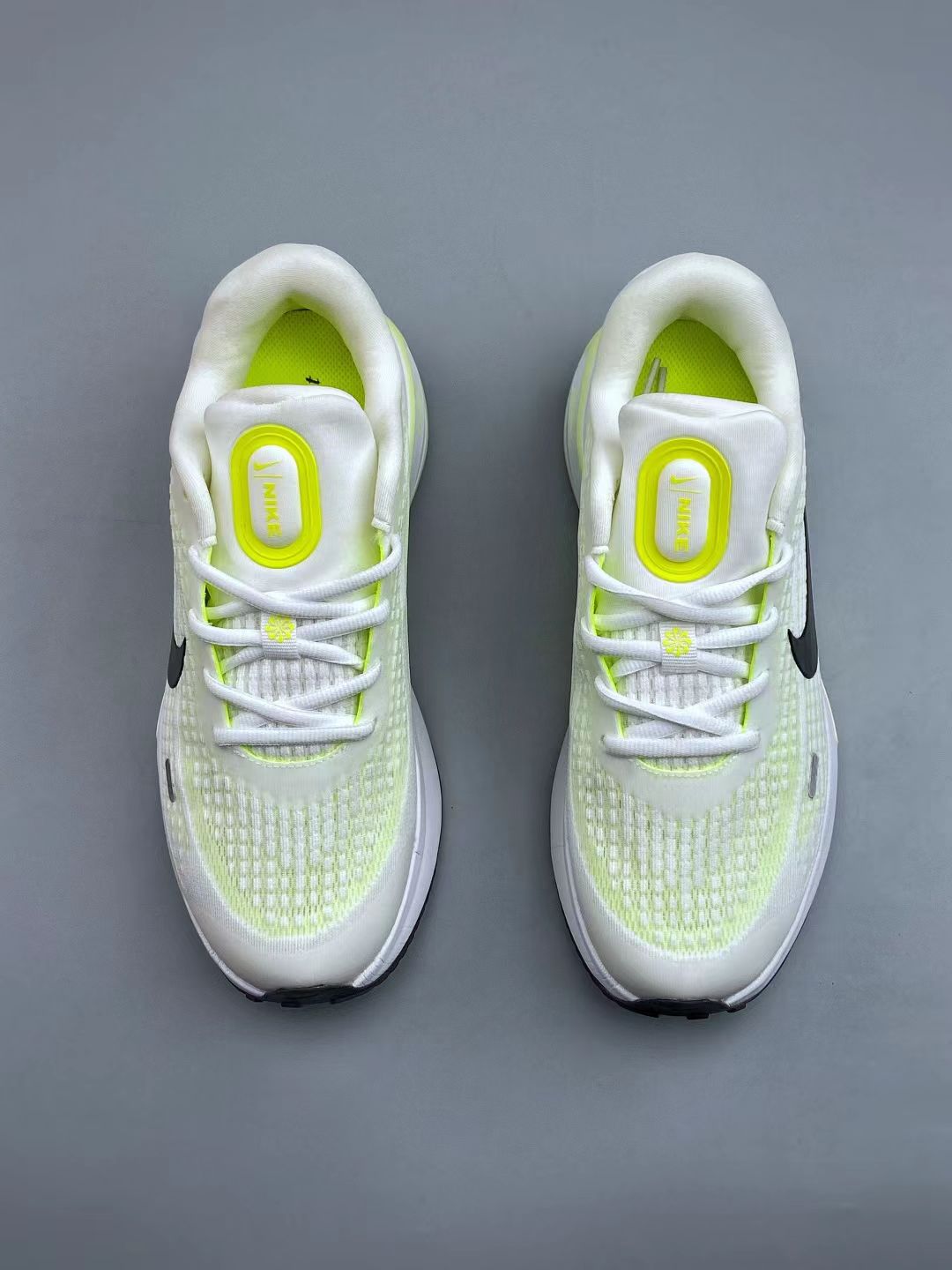 Nike Sneaker in White/Green: Botanical Freshness