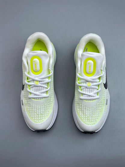 Nike Sneaker in White/Green: Botanical Freshness