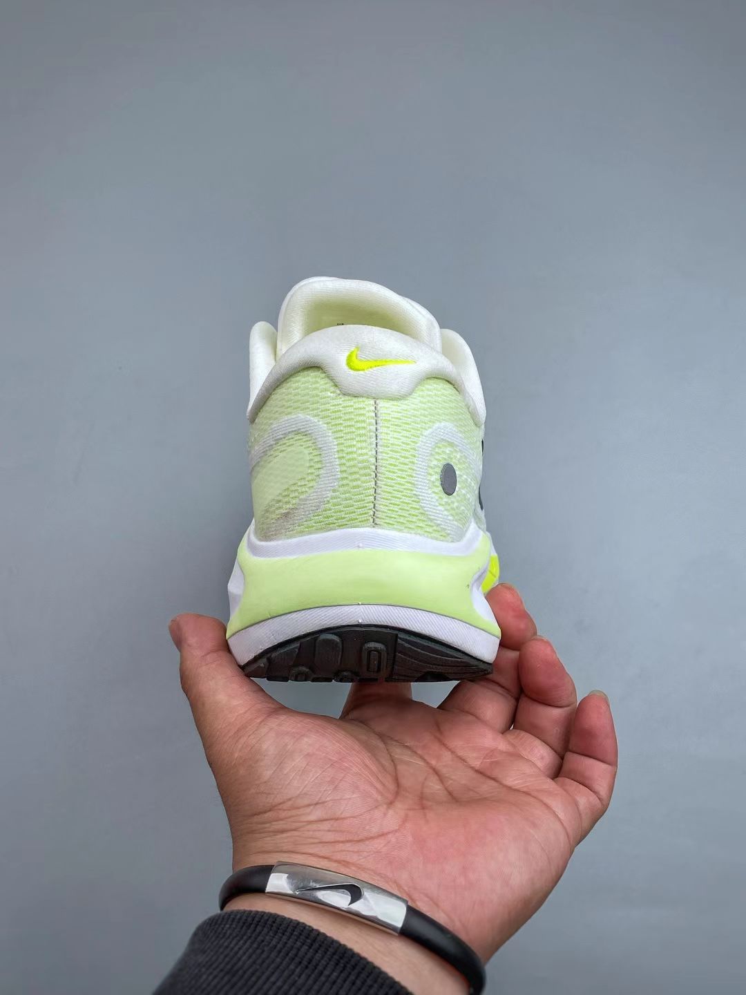 Nike Sneaker in White/Green: Botanical Freshness
