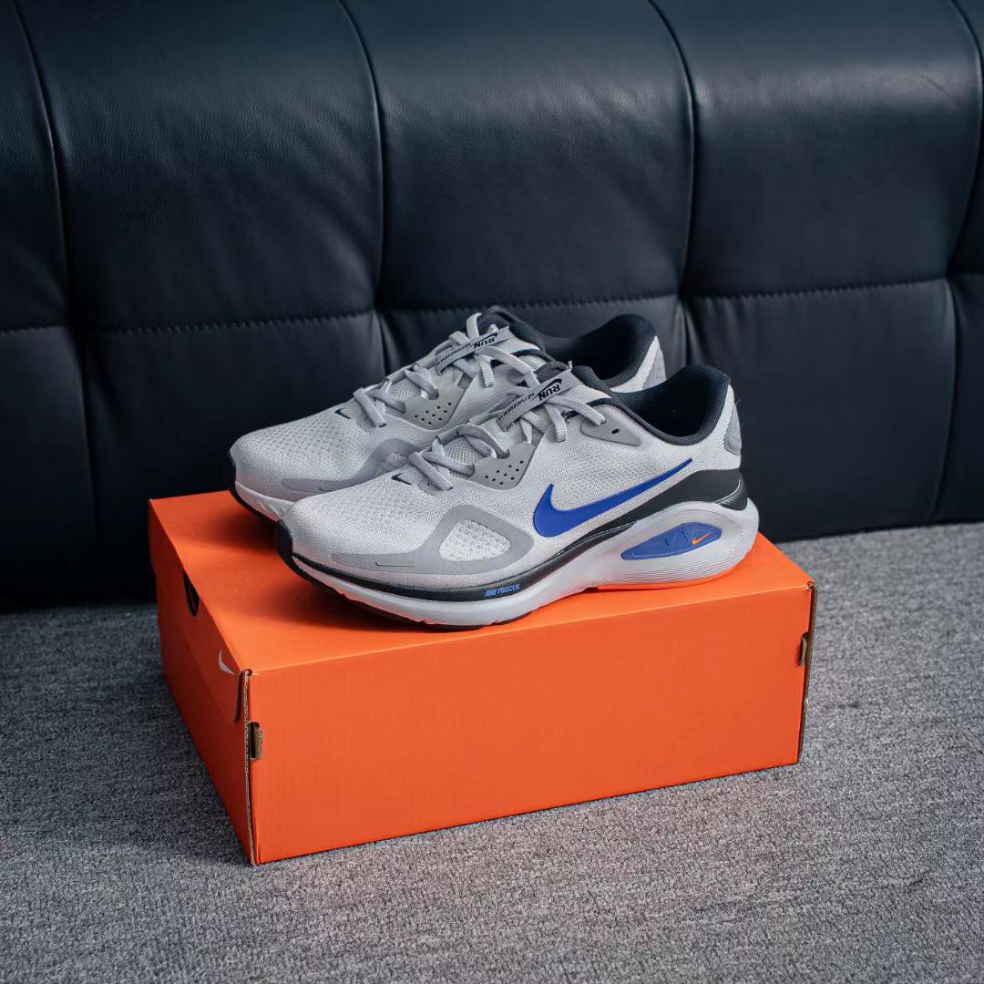 Nike Zoom Sneaker in Grey/Blue: Metropolitan Pulse