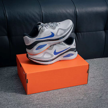 Nike Zoom Sneaker in Grey/Blue: Metropolitan Pulse