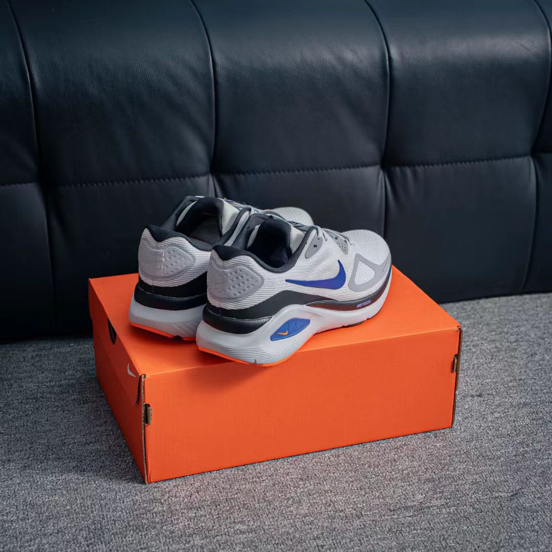 Nike Zoom Sneaker in Grey/Blue: Metropolitan Pulse