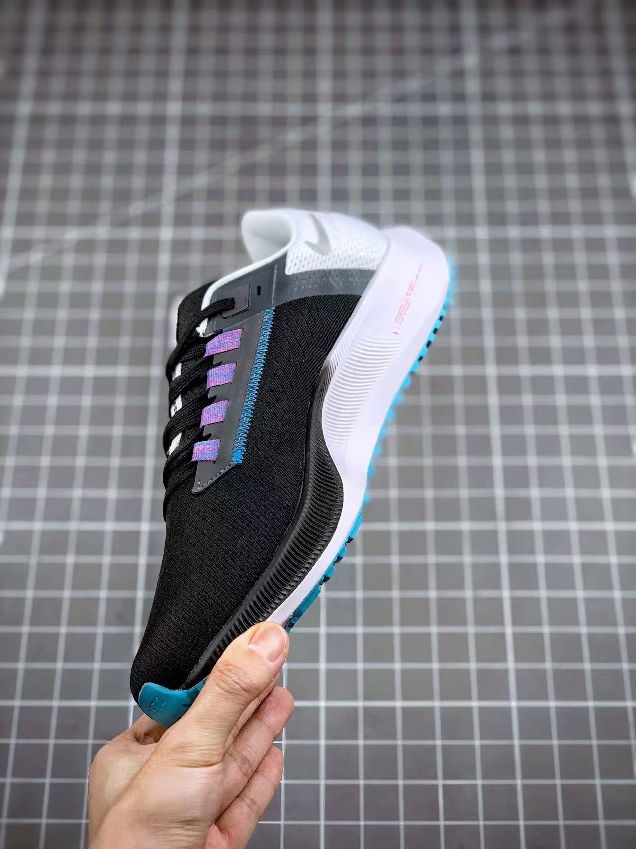 Nike Zoom Sneaker in Black/White: Monochrome Precision