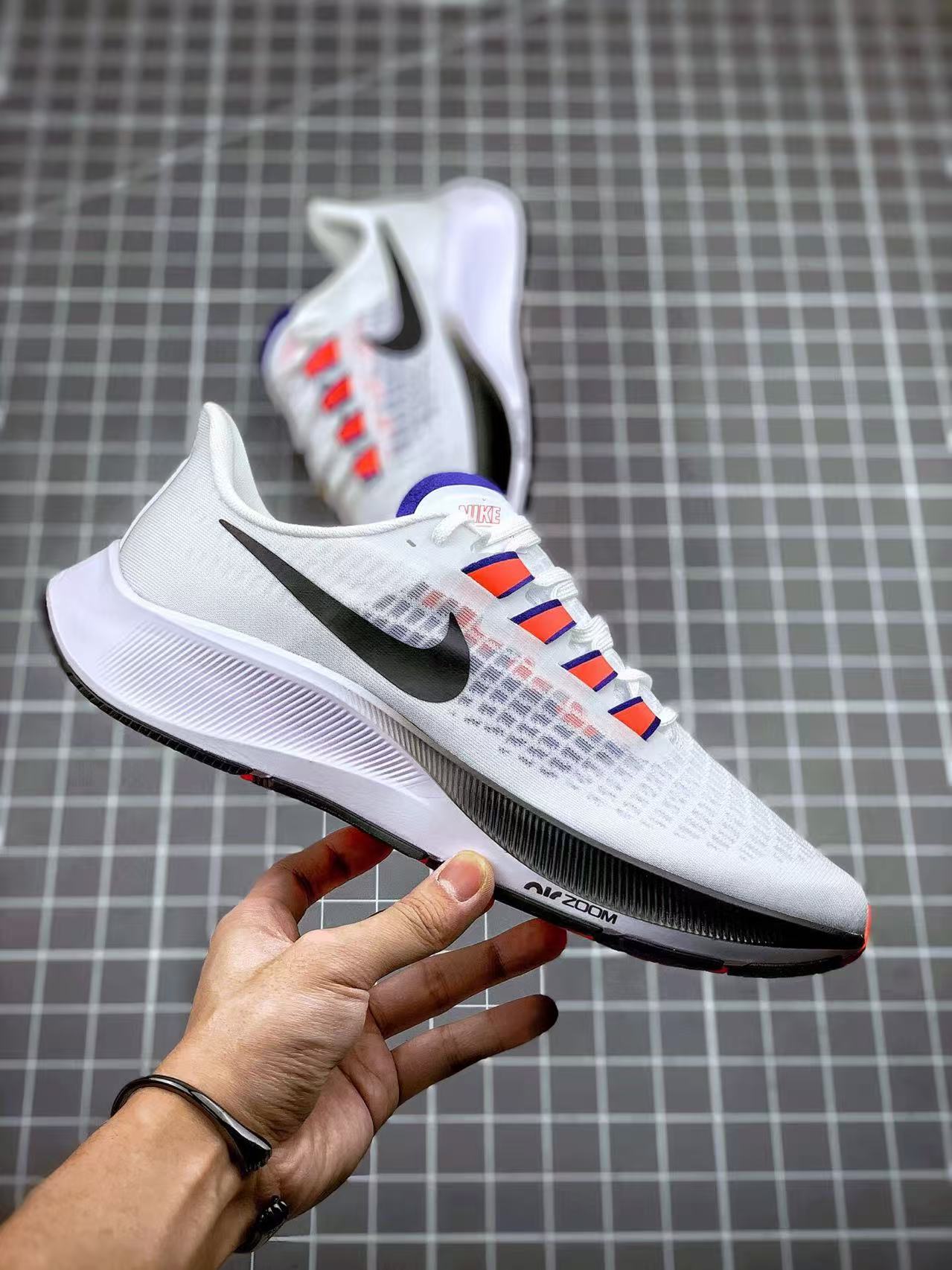 Nike Zoom Sneaker in White/Black: Monochrome Precision