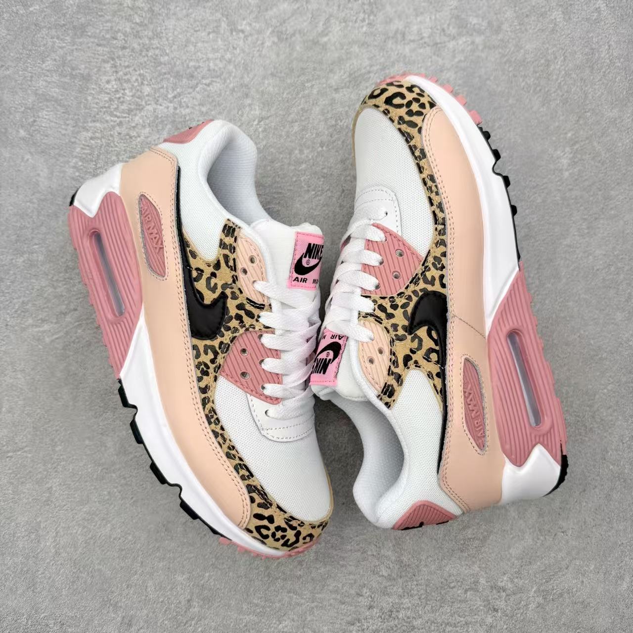 Nike Air Max in Pink/Black: Noir Romance