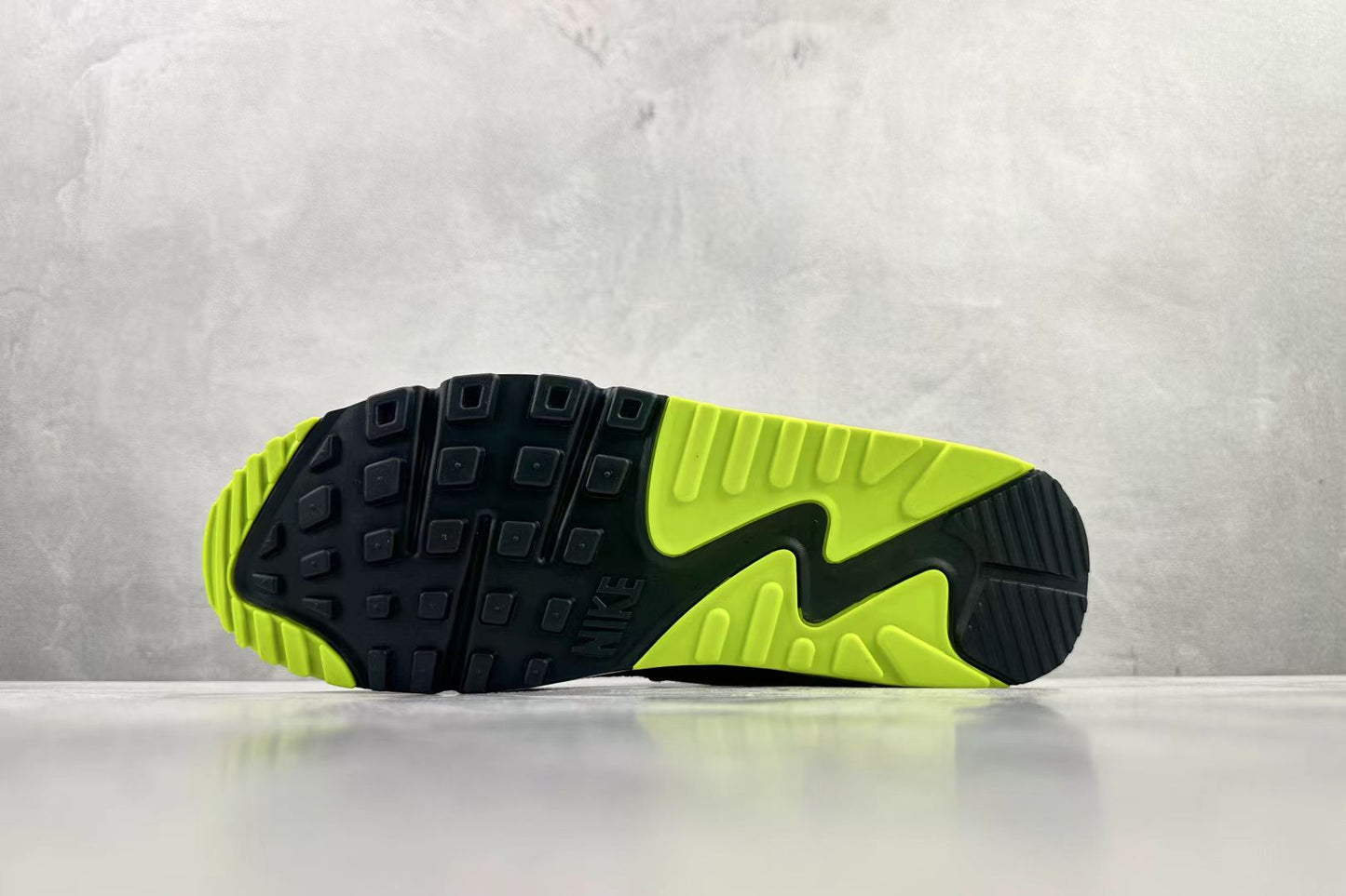 Nike Air Max in Green/Black: Forest Nocturne