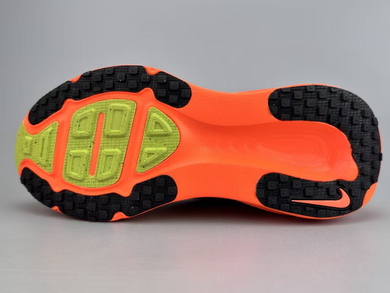 Nike Zoom Vomero 18 in Orange: Solar Plush