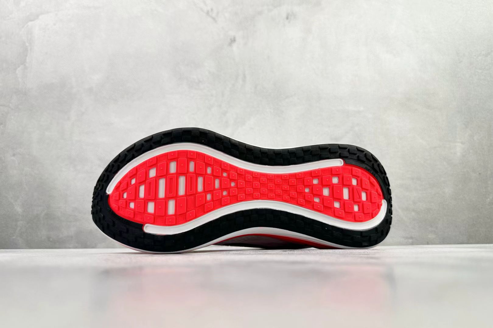 Nike Zoom Vomero 18 in White/Red: Classic Velocity