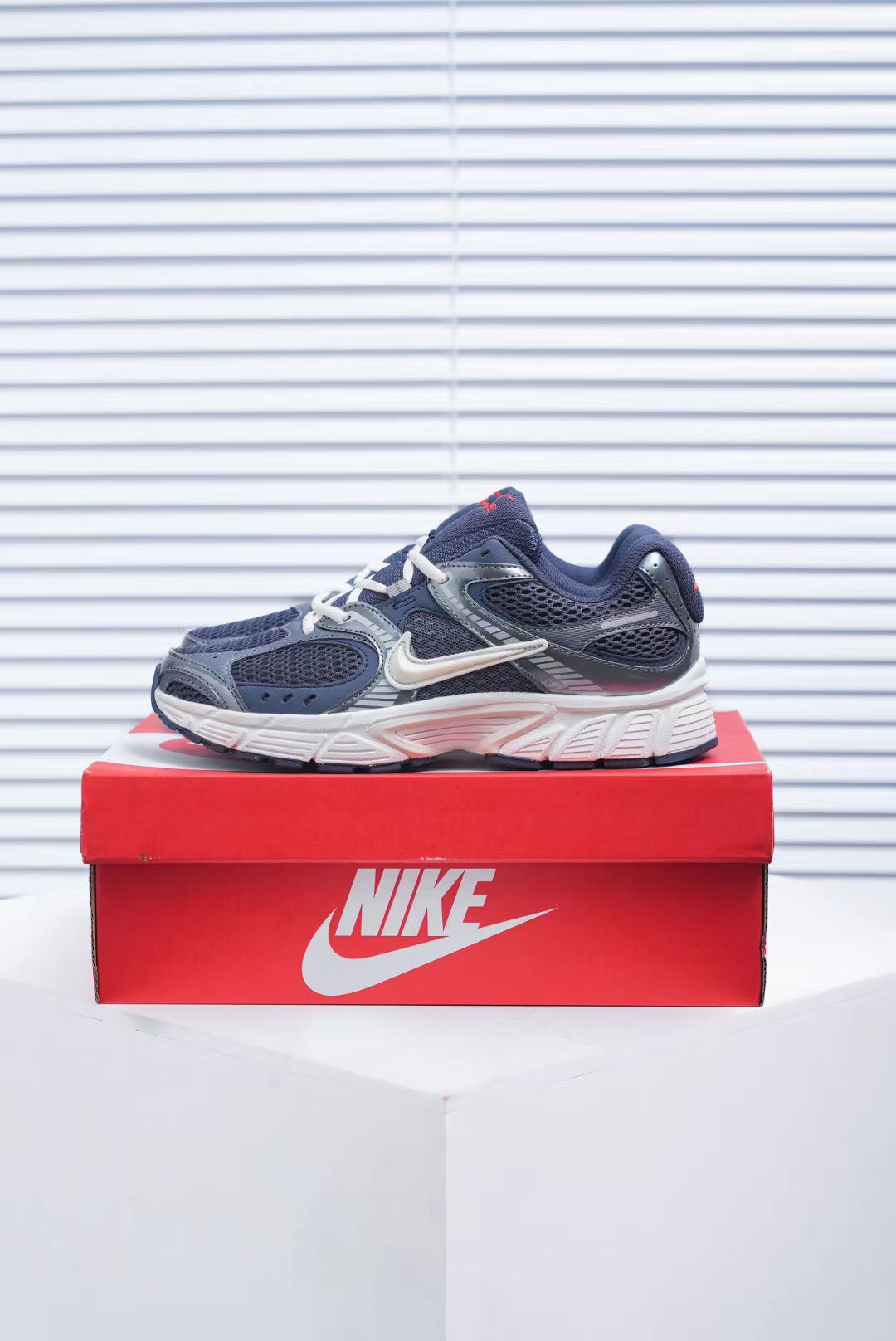 Nike Run in Navy/White: Nautical Pace
