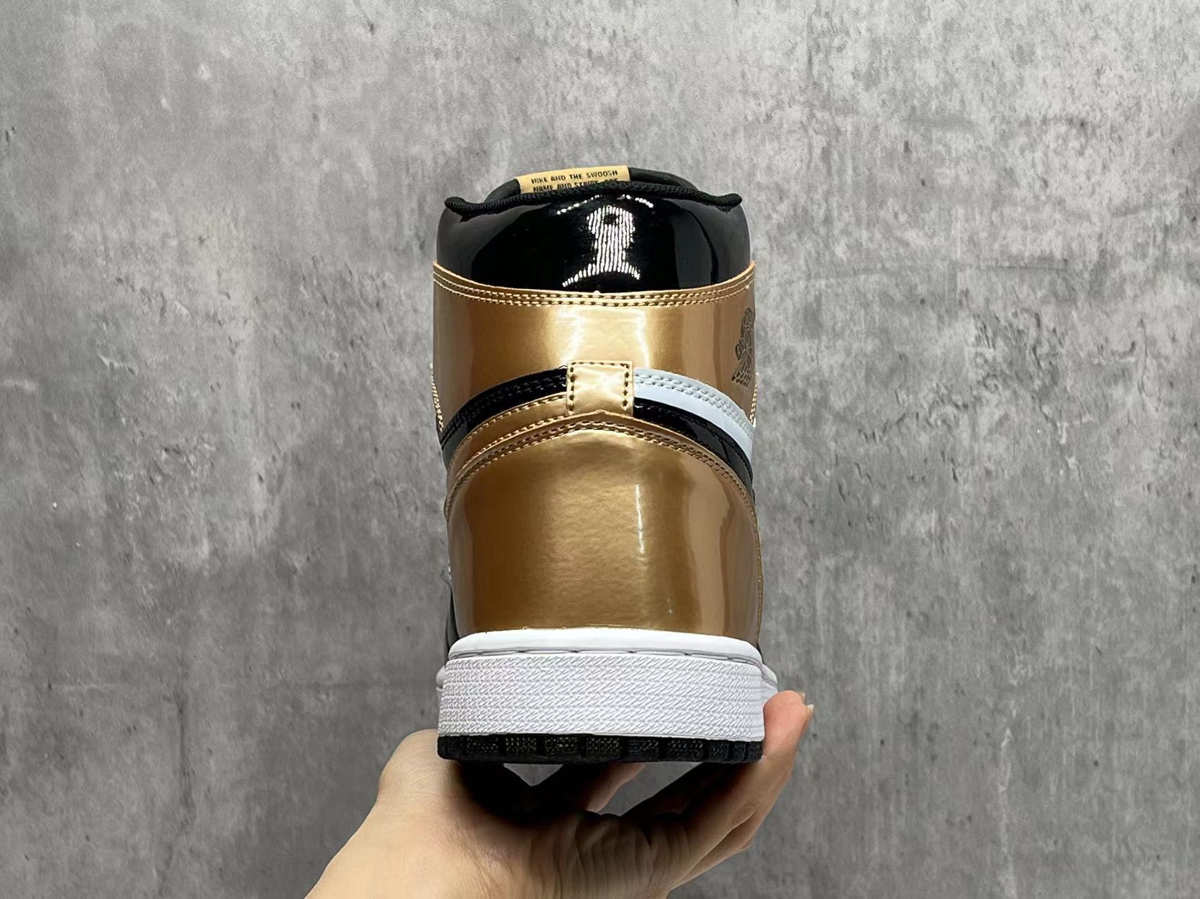 Air Jordan 1 High OG "Black/Gold Split"