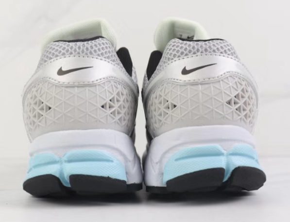 Nike Zoom Vomero 5 in Blue/Grey: Harbor Fog