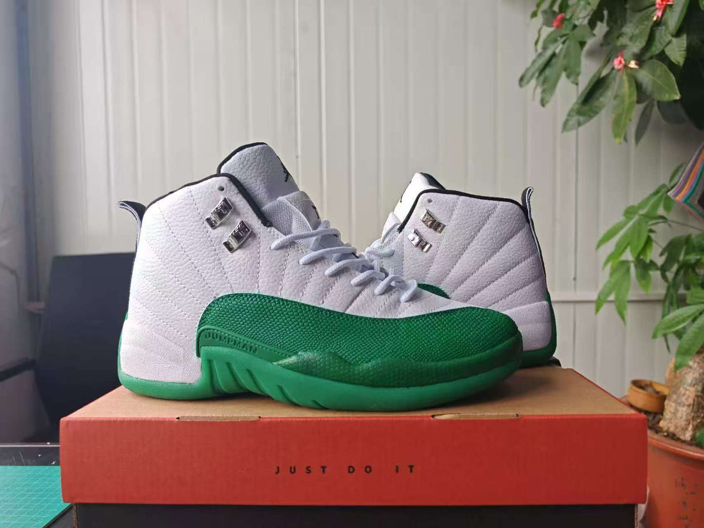 AIR JORDAN 12 RETRO "WHITE / GREEN"