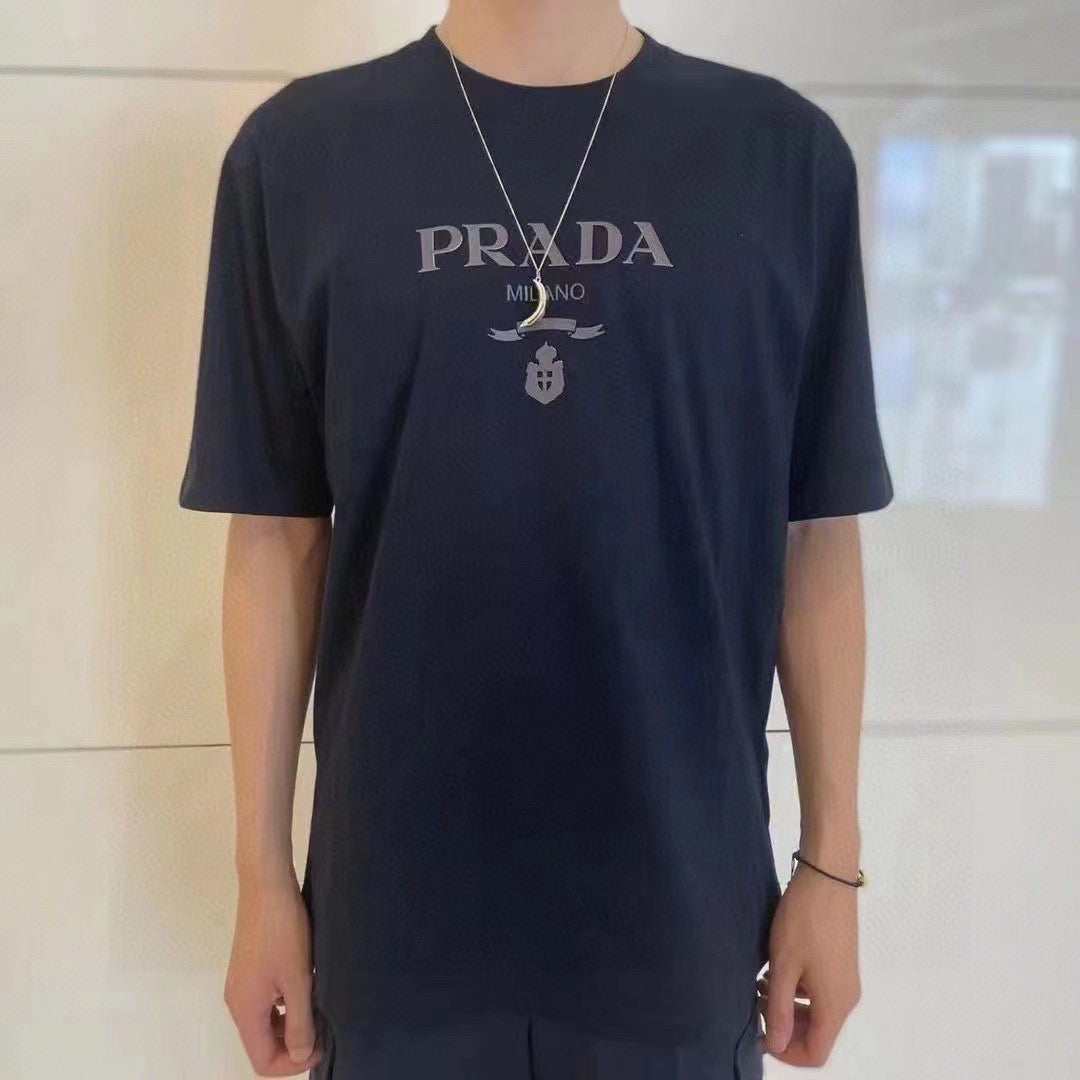 Pra*a t-shirt - black with subtle branding