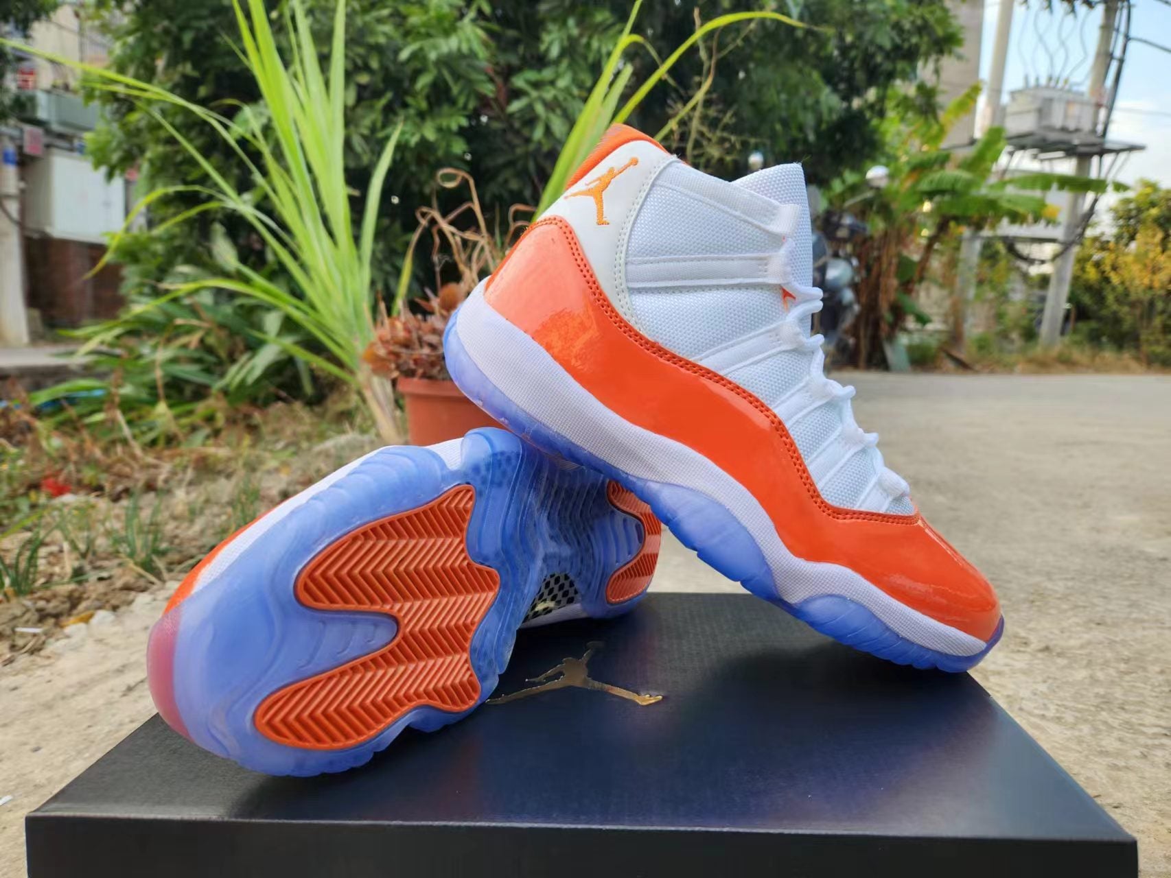 JORDAN 11 Orange and White