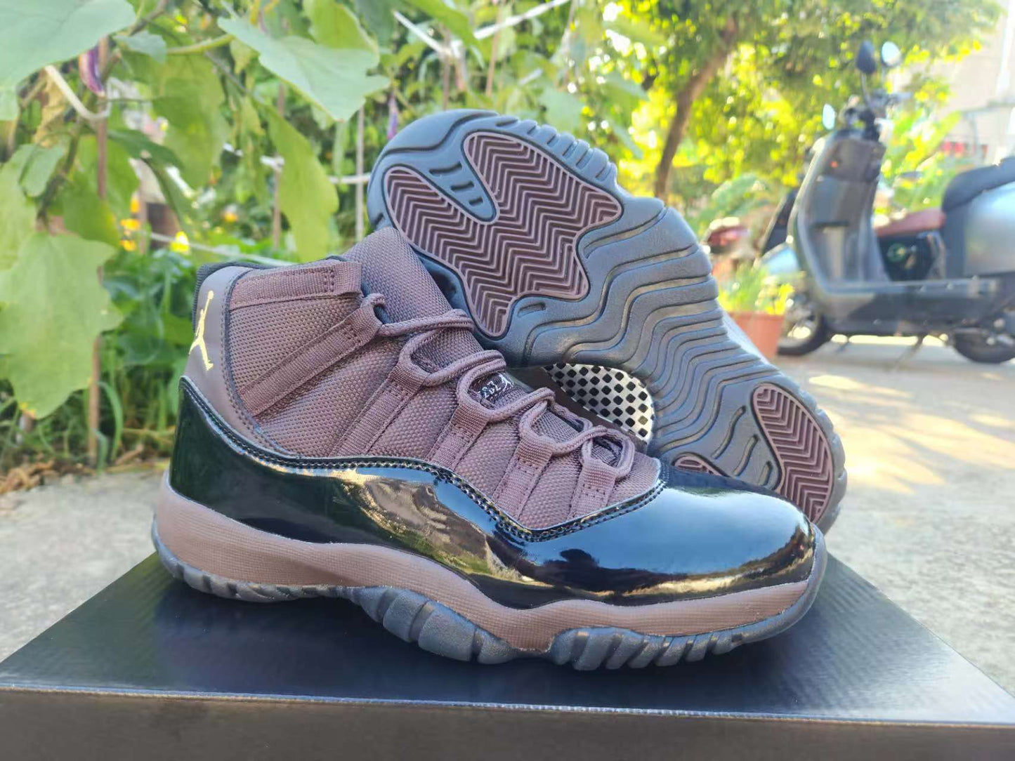 JORDAN 11 Brown