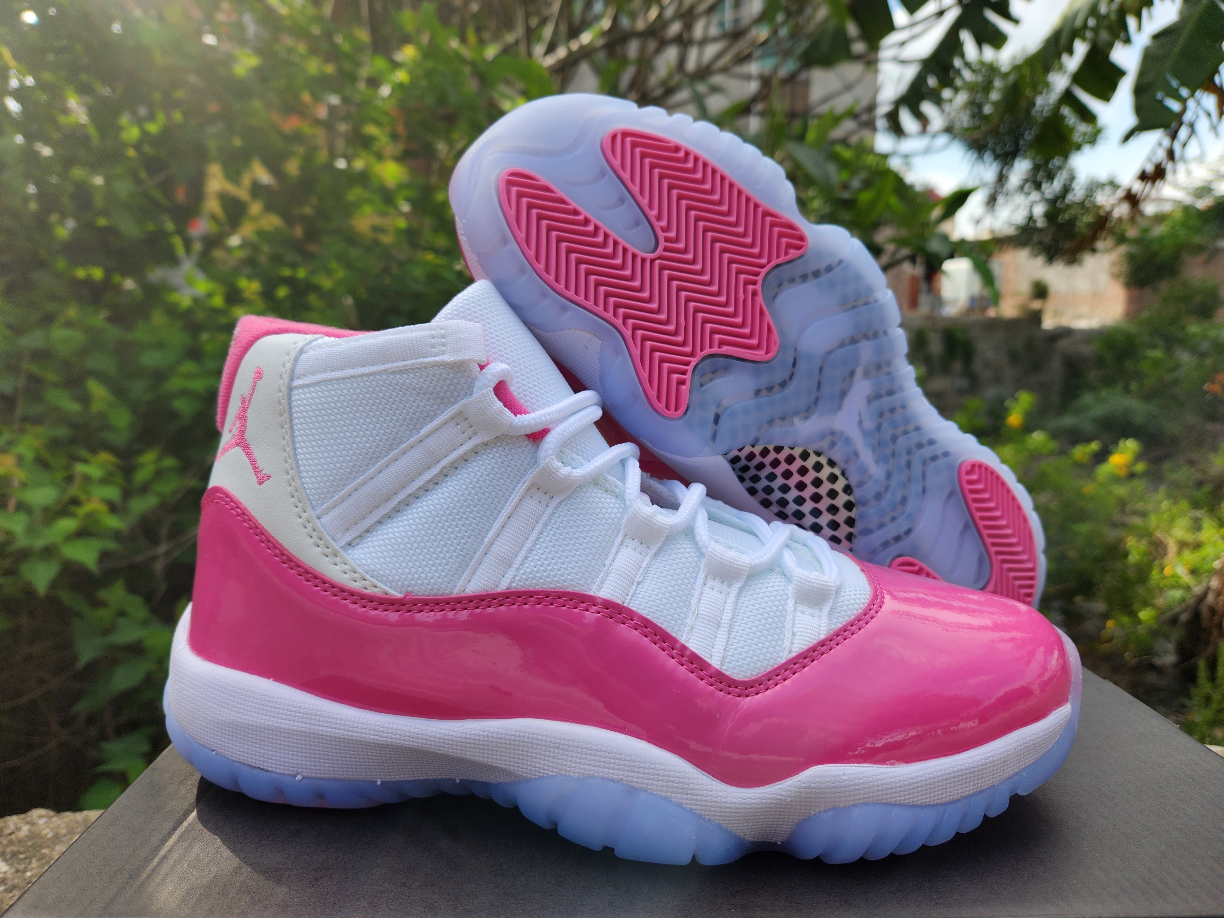 JORDAN 11 Valentine's Day