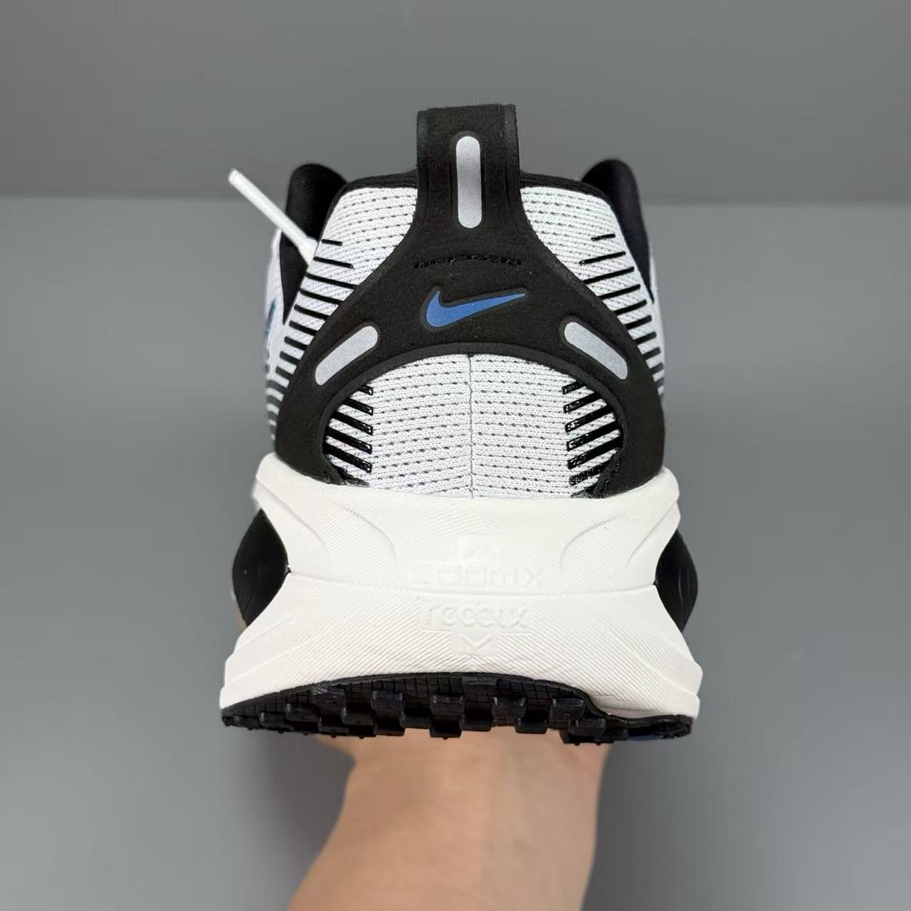 Nike Zoom Vomero in Grey/Blue: Harbor Dusk