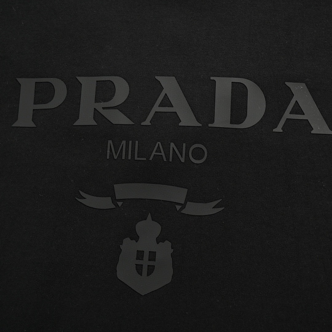 Pra*a t-shirt - black with subtle branding