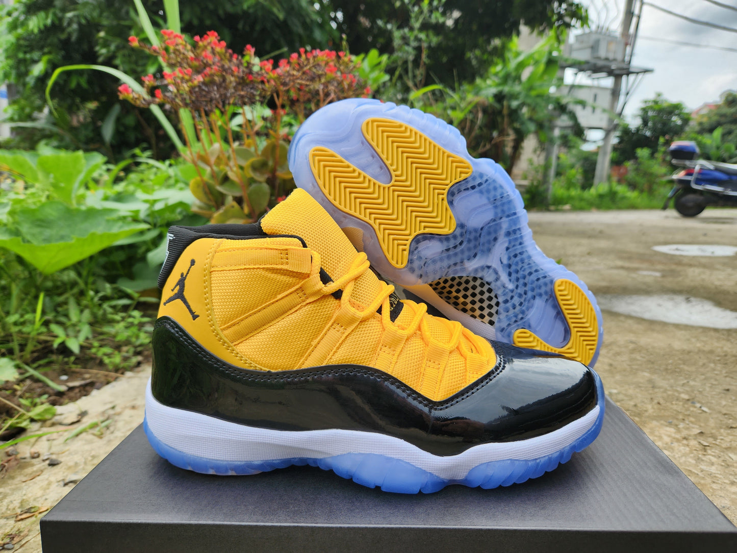 AIR JORDAN 11 RETRO "YELLOW / BLACK / WHITE"